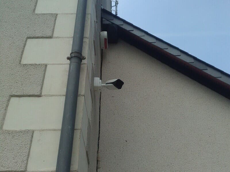 Caméra de vidéo surveillance installée par Leparquier Électricité
