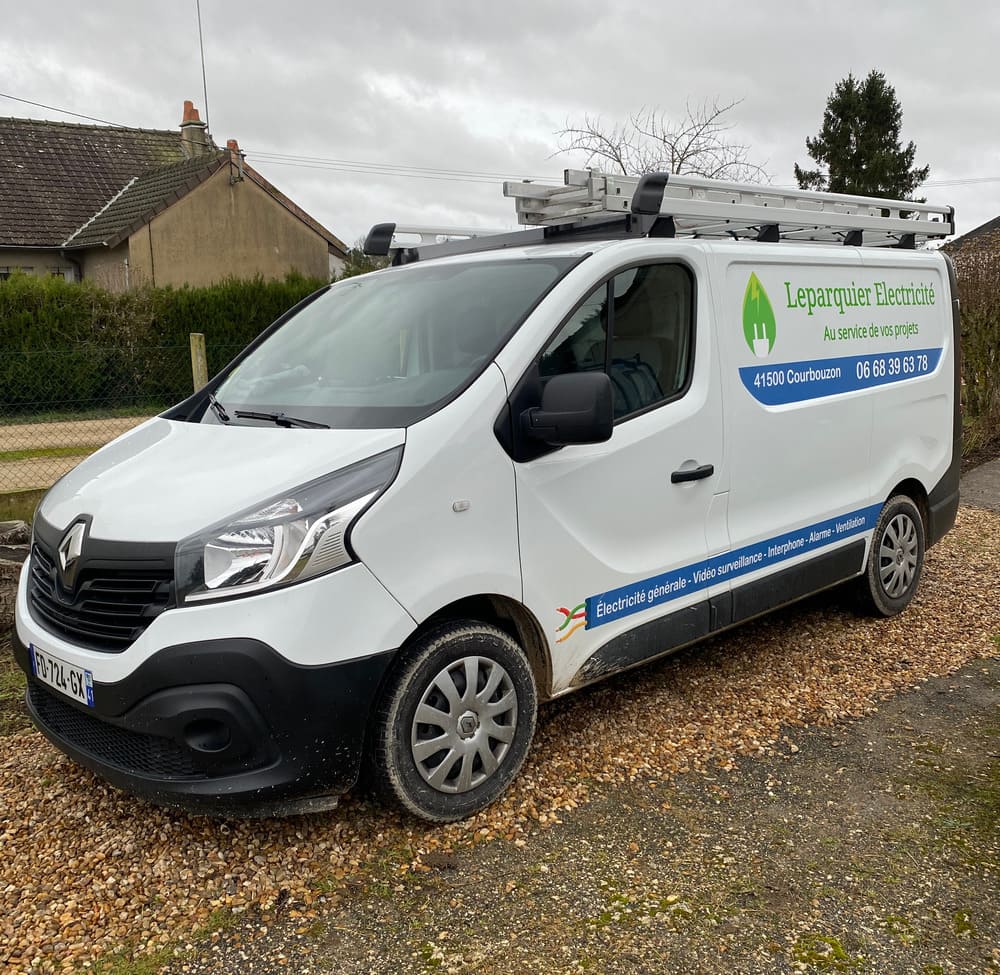 Véhicule de l'artisan électricien à Mer 41500, Leparquier Électricité