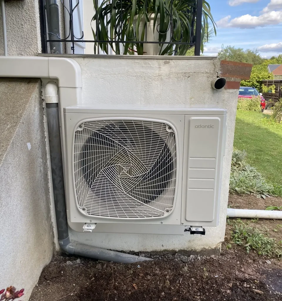Groupe de climatisation réversible installé par Leparquier Électricité à Beaugency 41