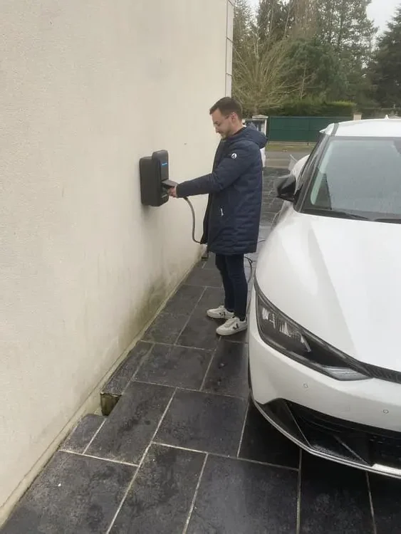 Installation d'une borne de recharge pour voiture électrique HAGER par Leparquier Électricité, Électricien Pont-du-Château