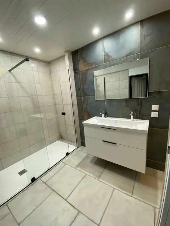 Rénovation d’une salle de bain, appareillage encastré, ODACE SCHEIDER Electric, et spot encastré par Leparquier Électricité, Électricien Pont-du-Château
